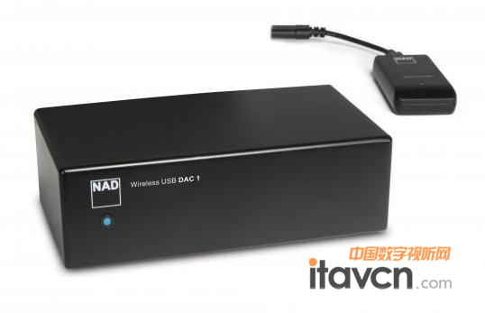 【中国数字视听网讯】NAD推出全新一款具有无线连接功能的DAC 1,该款入门级的解码器专门为电脑用家设计,具有USB接口的数码音频无线发射装置,用家只需要将发射器插入电脑的USB接口,就会自动变成电脑的外置声卡,同时它会将电脑音频以16-bit/48kHz的数码信号以无线方式发射,而DAC 1主机则会自动与它进行配对接收、并进行数码/模拟转换并解码输出。 NAD DAC 1音频解码器 DAC 1无线发射器在无阻隔状态下可传输120尺,而在普通正常夹具内可传输距离为75尺。NAD DAC 1的解码器主机装