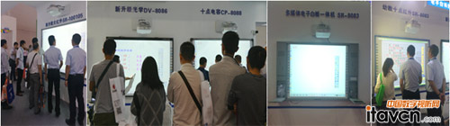 参观者们驻足了解、体验产品