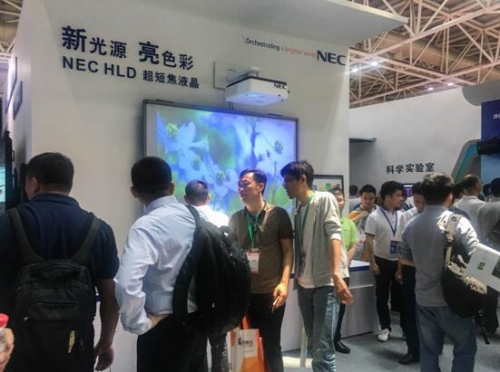 客户莅临NEC HLD超短焦液晶教育投影机展区
