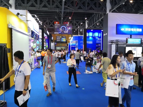展会现场人头攒动