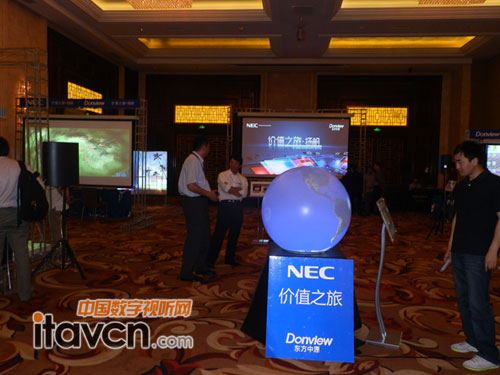 ͶӰ1̫NEC PX750U+۾ͷ